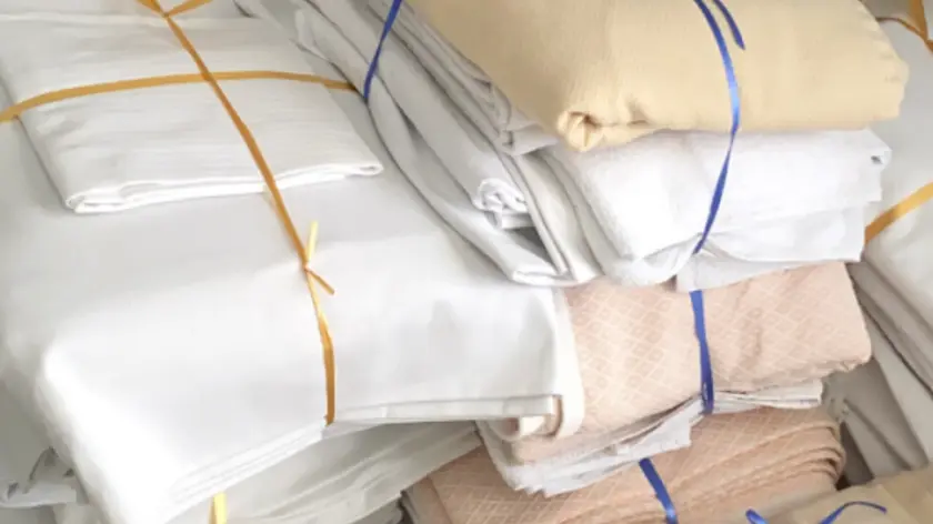 Ropa de cama donada por lavandería industrial