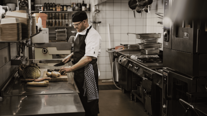Persona trabajando en restaurante