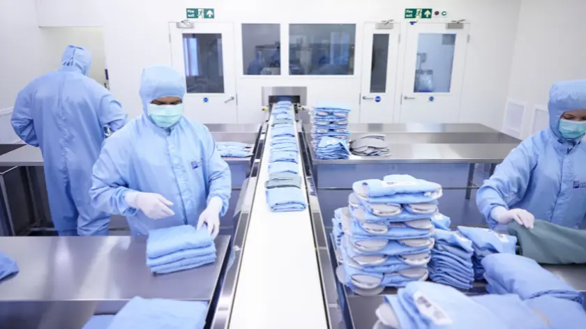 gente trabajando en sala blanca 