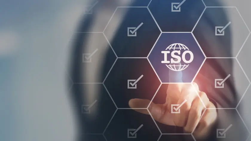 Icono ISO sobre una interfaz digital de gestión y control de calidad