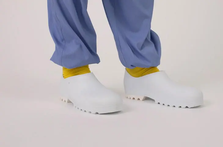 Zuecos para sala blanca