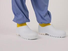 Zuecos para sala blanca