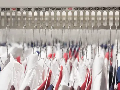 Distribuidor automático de ropa laboral